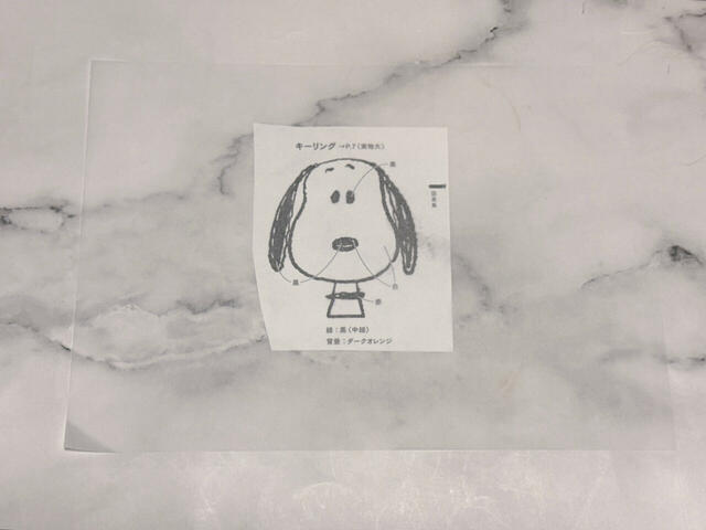 コピーした図案をトレーシングペーパーに写します