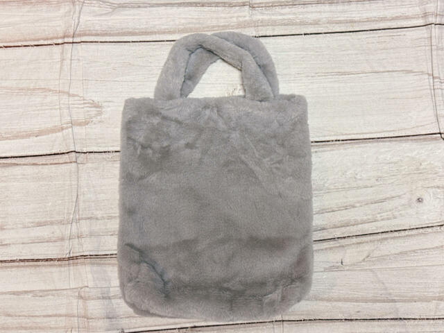 背面は装飾がないシンプルなデザイン