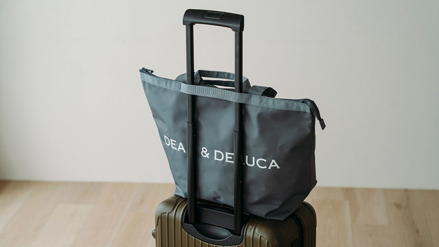 【DEAN & DELUCA トラベルバッグ チャコールグレー】バッグ本体はキャリーケースのバーに通せるデザインを採用。空港や駅での移動もスムーズです♪