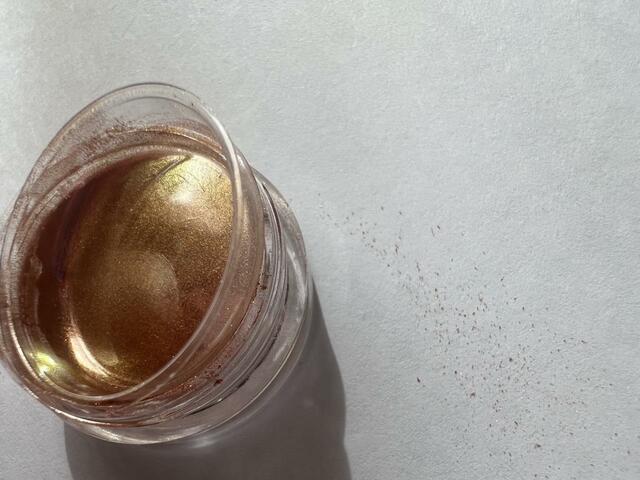 【セリア ミラーパウダー2P(YE10381)】こぼすと白い紙の上なら分かるけど他だと分かりにくい