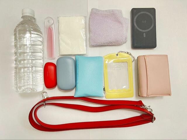 【ユニクロ レザータッチ2WAYボストンバッグ】普段持ち歩く荷物パターン1 ：これらのアイテムがしっかり入る大容量ぶり！