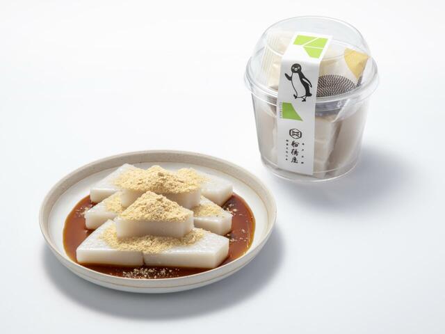 「カップくず餅」<価格:550円(税込)>【ありがとうSuicaのペンギン!グランスタ東京限定の新作スイーツやグッズが登場する「SuicaのペンギンフェアFINAL」が開催されます!】