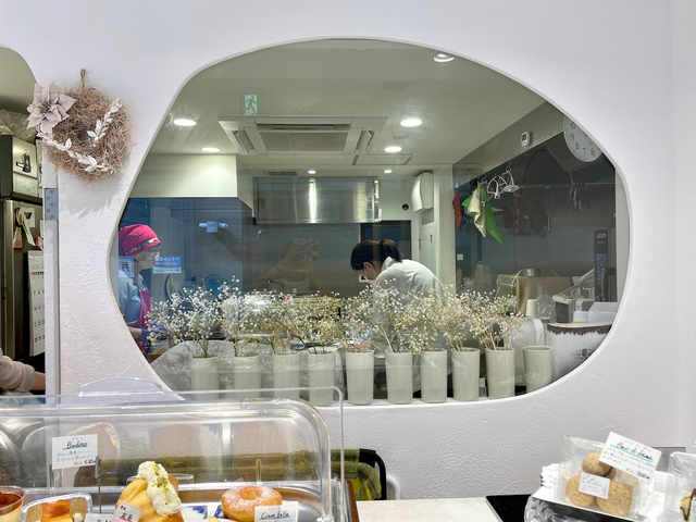 【Litus】厨房で仕事中の塩月さんを入口のカウンターから眺めることができる