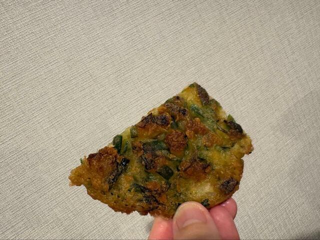 【ロピア 冷凍海鮮チヂミ】切り分けてみると断面までぎっしり、ニラや海鮮の具材がしっかり詰まっているのが一目でわかります!