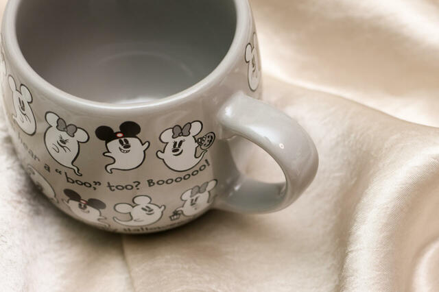 マロンティラミス、スーベニアカップ付き 1,200円｜東京ディズニーランド「スウィートハート・カフェ」、東京ディズニーシー「ザンビーニ・ブラザーズ・リストランテ」｜東京ディズニーリゾート「ディズニー・ハロウィーン」スペシャルメニュー