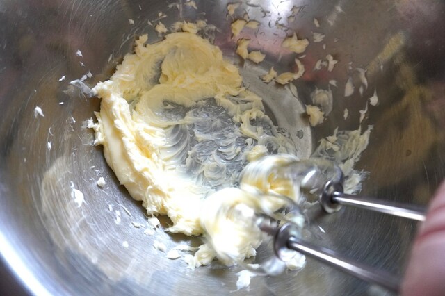 【〈塩分ハーフ〉ぐっち夫婦レシピ：味噌と黒豆のパウンドケーキ】ボウルに常温に戻したバターを入れ、なめらかになるまでハンドミキサーで混ぜる