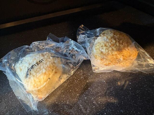 【ロピア おかか焼きおにぎり(鮭入り)&鶏五目おにぎり(6個入り】電子レンジで温めるだけ!袋のまま加熱できるので、洗い物も少なく済みます◎