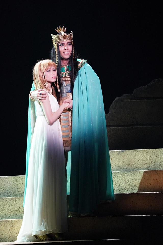 木下晴香（左）　海宝直人（右）