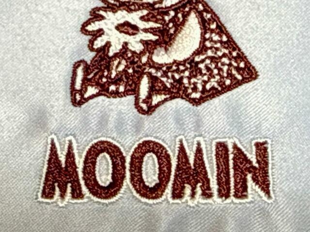 刺繍はブラウンカラーで施されており、おしゃれでやわらかい印象♪