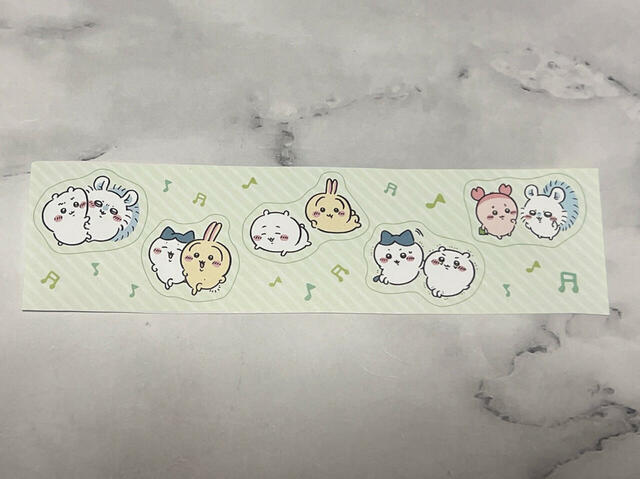 【ちいかわシールメーカー】かわいいコンビのイラストも。モモンガにくっつかれて嫌そうな表情のちいかわに注目です！