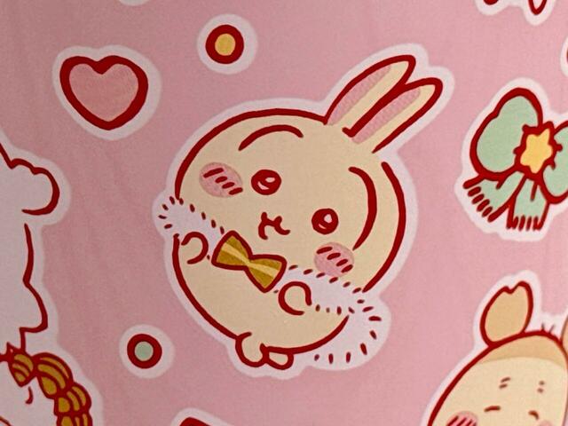 うさぎはふわふわのしっぽと相性抜群なホワイトファーティペット。プリッとしたポーズもキュート！