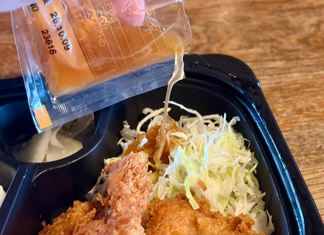 【ガスト ひれかつ弁当】玉ねぎのドレッシングをかけていただきます