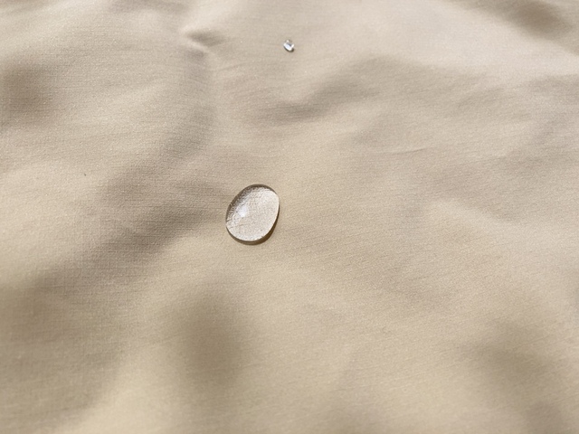 【ワークマン レディースエアロクラスターガーデワンピース】撥水加工なので、軽い雨の日やアウトドアなど水濡れが起こりそうなシーンでも躊躇せず着られます