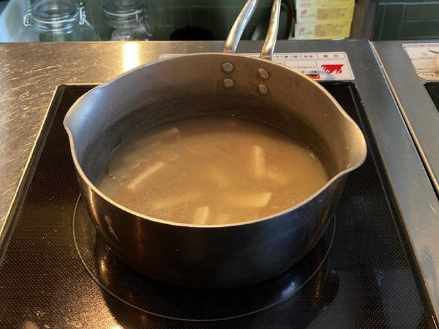 小鍋に移したスープベースに豆腐と溶き卵を入れ、プゴクを完成させる／たらちゃん