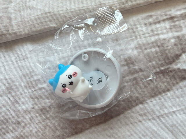 6個めを開封。6個めにして推しのハチワレが登場…!