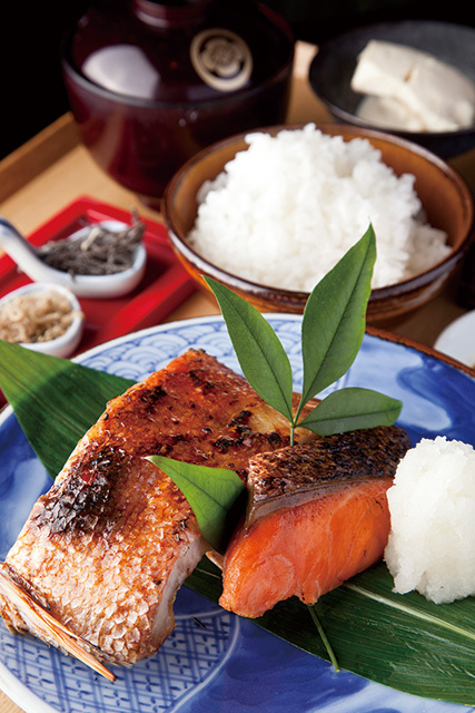 銀座米料亭 八代目儀兵衛（銀座） 季節の焼き魚二種盛りの銀シャリ御膳 1520円　皮はパリパリ、口に含めば魚の旨みがジュワッ。絶妙な焼き加減でごはんとの相性バッチリ。