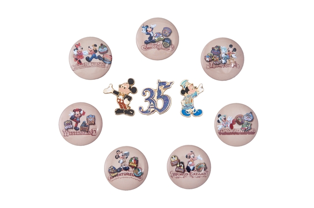 カンバッジ&ピン 3,500円｜カンバッジ7個、ピン3個、（カンバッジ）直径約4cm、（ピンミッキー）縦約3.5×横約3cm、（ピン35周年ロゴ）縦約3.5×横約3.5cm、（ピン35周年ミッキー）縦約3.5×横約2.5cm｜東京ディズニーリゾート35周年“Happiest Celebration! ”スペシャルグッズ