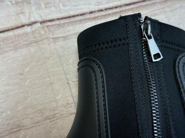 足首周りはストレッチ性の高い厚手ネオプレーン素材を使用。足首にやさしくフィットしてくれて履き心地抜群!