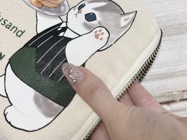 【mofusand×珈琲館 サマーバッグ/ダイカットポーチ】ふかふかの質感は、珈琲館の看板スイーツ「トラディショナル・ホットケーキ」をイメージしたものなのだそう◎
