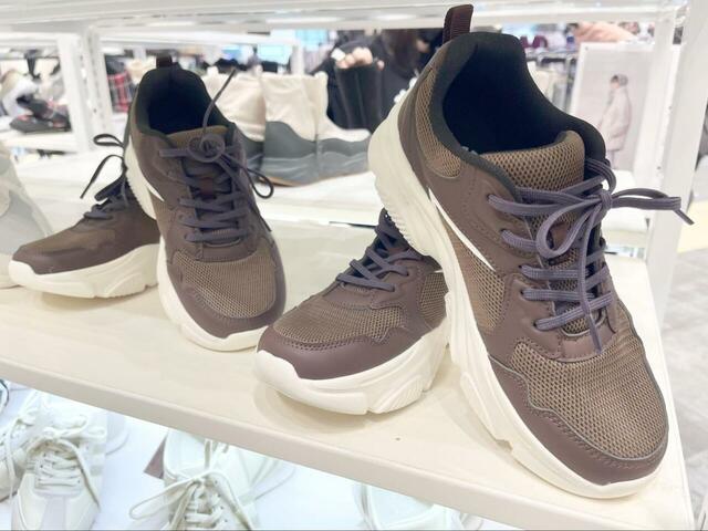 【ワークマン チャンキーソールメッシュスニーカー】カラーはミントグレーとベージュを確認。軽量仕様で快適に歩けます