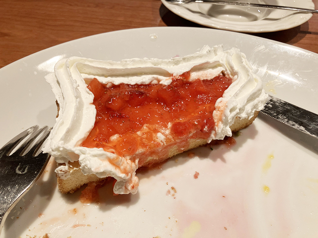 イチゴホイップトーストと一対一で向き合う時間。