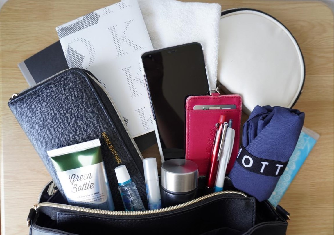 書店で買える「上品な大人のショルダーバッグ」ミニなのにたくさん