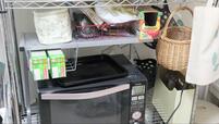 【改造前の“カオス”なスチールラック】レンジ上のラックもぐちゃぐちゃ