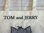 前面上部には「TOM and JERRY」のロゴの刺繍入り！