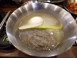 いくら肉を食べても麺は別腹。『南山（ナムサン）サケジョル』では、大根とキュウリと卵だけが入ったシンプルなシンプルな冷麺を提供している