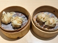 【甜點菜楼ルミネエスト新宿】左が筍入り焼売。右が海老入り焼売