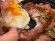 【ロピア ローストビーフ丼】仕上げに温泉卵をのせて、いただきます♪