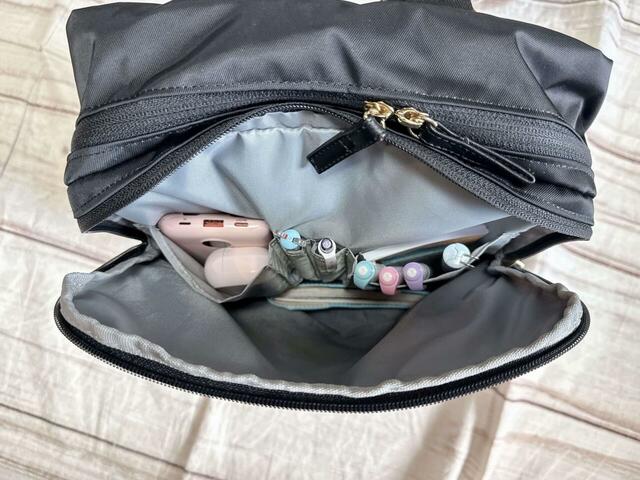 前面ポケットには手帳やステーショナリーを収納