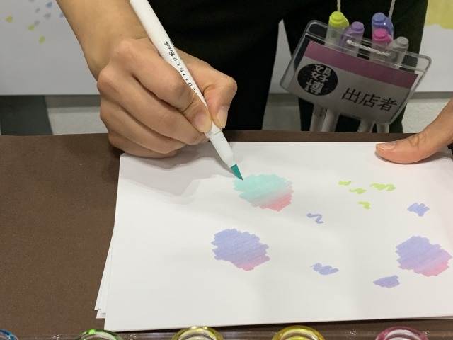 ゆっくりと混ざりグラデーションになるインク