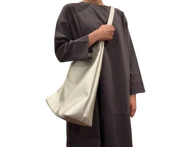 【無印良品 二重編み七分袖ワンピース】バッグなどの小物で遊びをプラスしても上手くまとまります♪