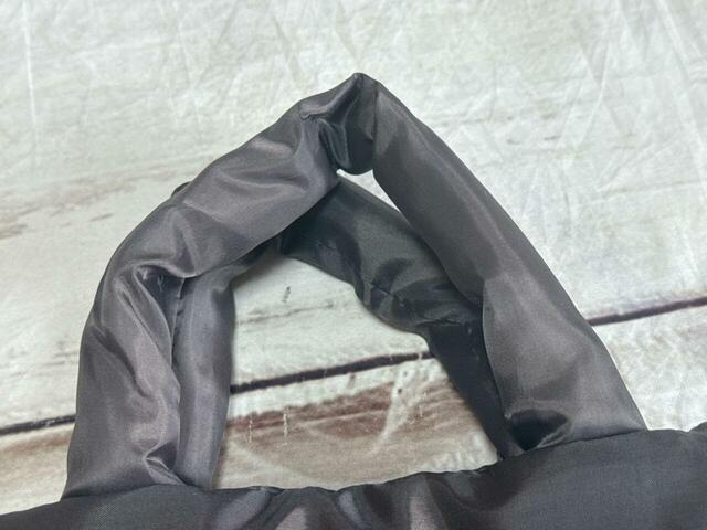 持ち手は短め。手持ちかハンドバッグ風に持てる長さです