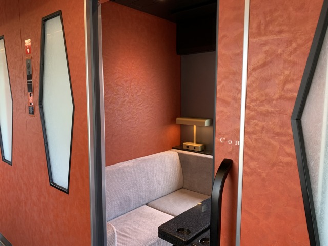 限られた色合いを多彩に魅せる江戸文化『四十八茶百鼠』にちなみ、壁を様々な茶色を使ってデザイン