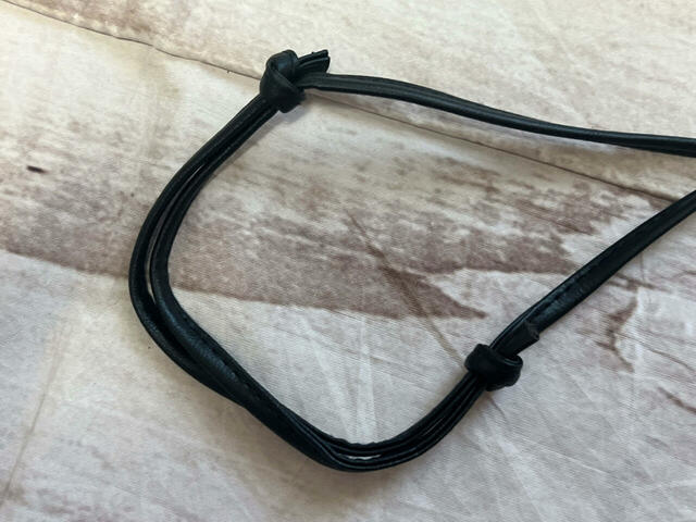 ショルダーストラップは結び目で長さ調整が可能