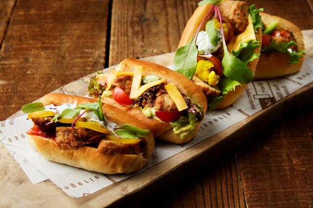 「コッペパン」<期間:2025年8月30日~10月31日>【無限大に肉料理のアレンジが楽しめる“肉々しい“ブッフェ!オリエンタルホテルズ&リゾーツ4施設で同時開催!】