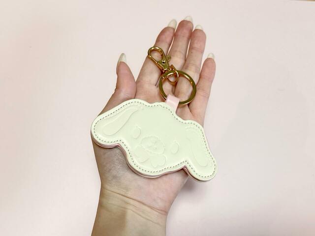 【シュガーバニーズのクッキーサンド風キーホルダー】サイズは約縦5.7×横9.5cm(取り付けパーツを除く)