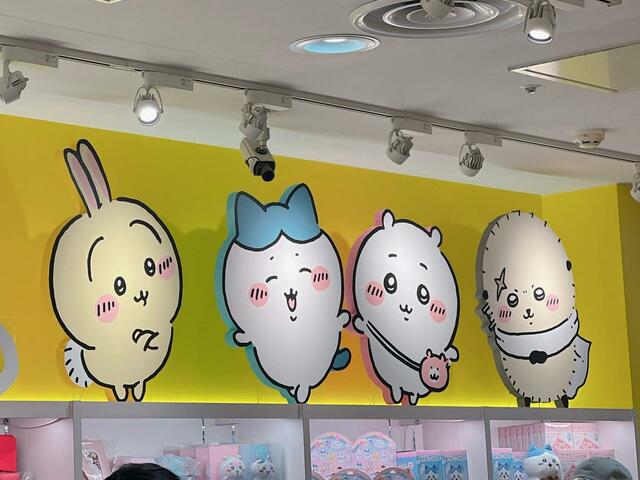 店内上部の壁。ちいかわ、ハチワレ、うさぎ、ラッコが勢揃いしてお出迎え♪