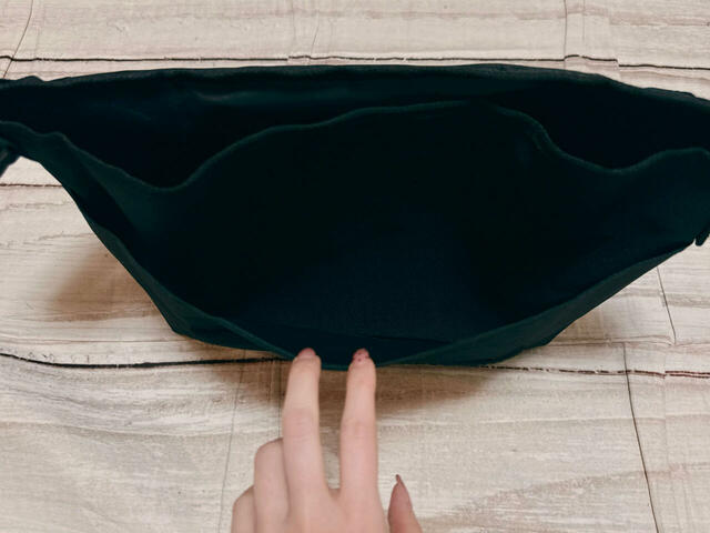 メイン収納の手前にはオープンポケットが1つ付いています