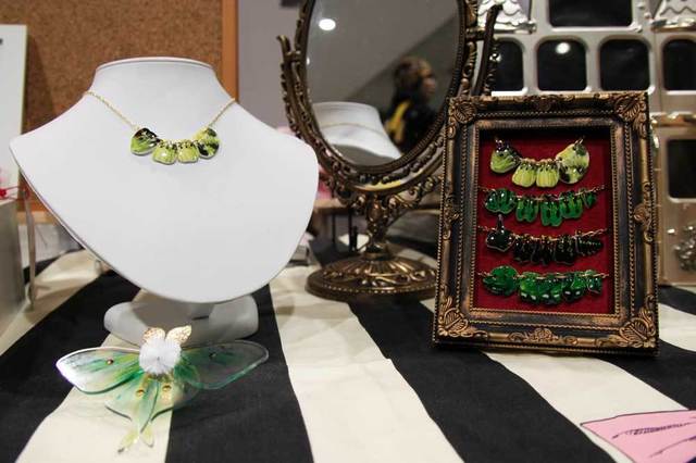 「millna」のイモムシネックレス。