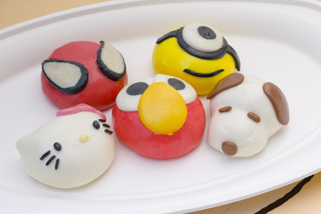 左上から、スパイダーまん、ミニオンまん、スヌーピーまん、エルモまん、ハローキティまん