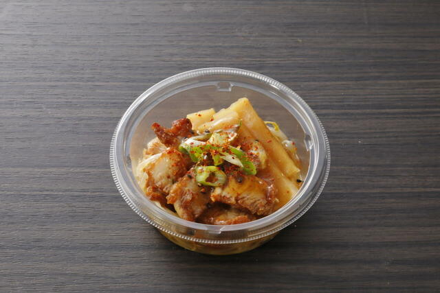 「チャーシューメンマともやしのサラダ」＜価格：333円（税込）＞ 【【ローソン×魁力屋】ラーメン魁力屋監修「ごまだれ冷し中華」や「焼きラーメン」「サラダ」など全5品が近畿エリア限定で登場！】