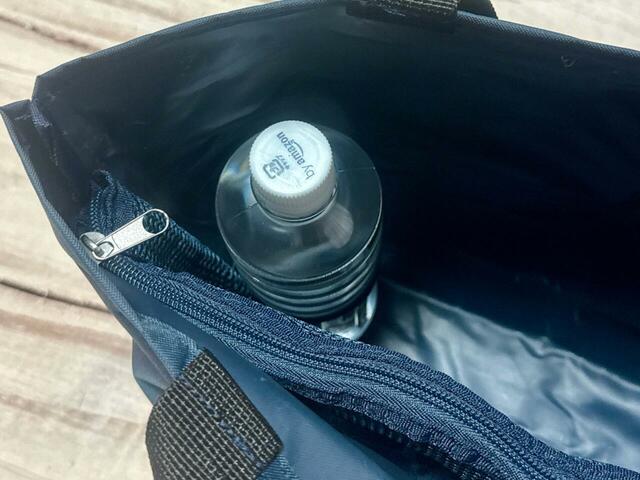 ペットボトルはゴムバンドで固定できます