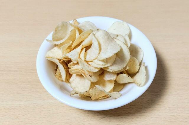 【山芳製菓 しおビーフ プレミアム スパイスソルト＆ビーフ味 600g（50g×12袋） 1148円】複数の香辛料と和牛の風味がたまらない