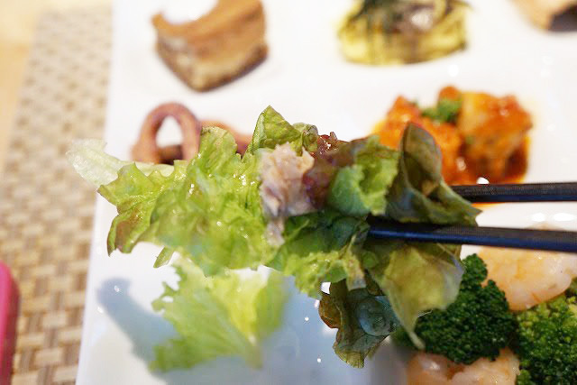 サラダ。柔らかいサニーレタスにツナのドレッシングが乗っています