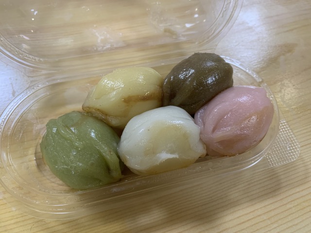 蜜が入った米粉団子の「クルトク」