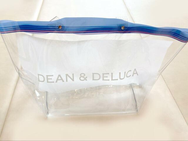 【DEAN & DELUCA クリアトートバッグS】人気ブランドのトリプルコラボにより誕生したクリアバッグ。サイドにはそれぞれのロゴが入っています