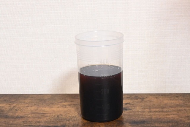 【黄金比「てりやきのたれ」】さらに酒を100mL入れます